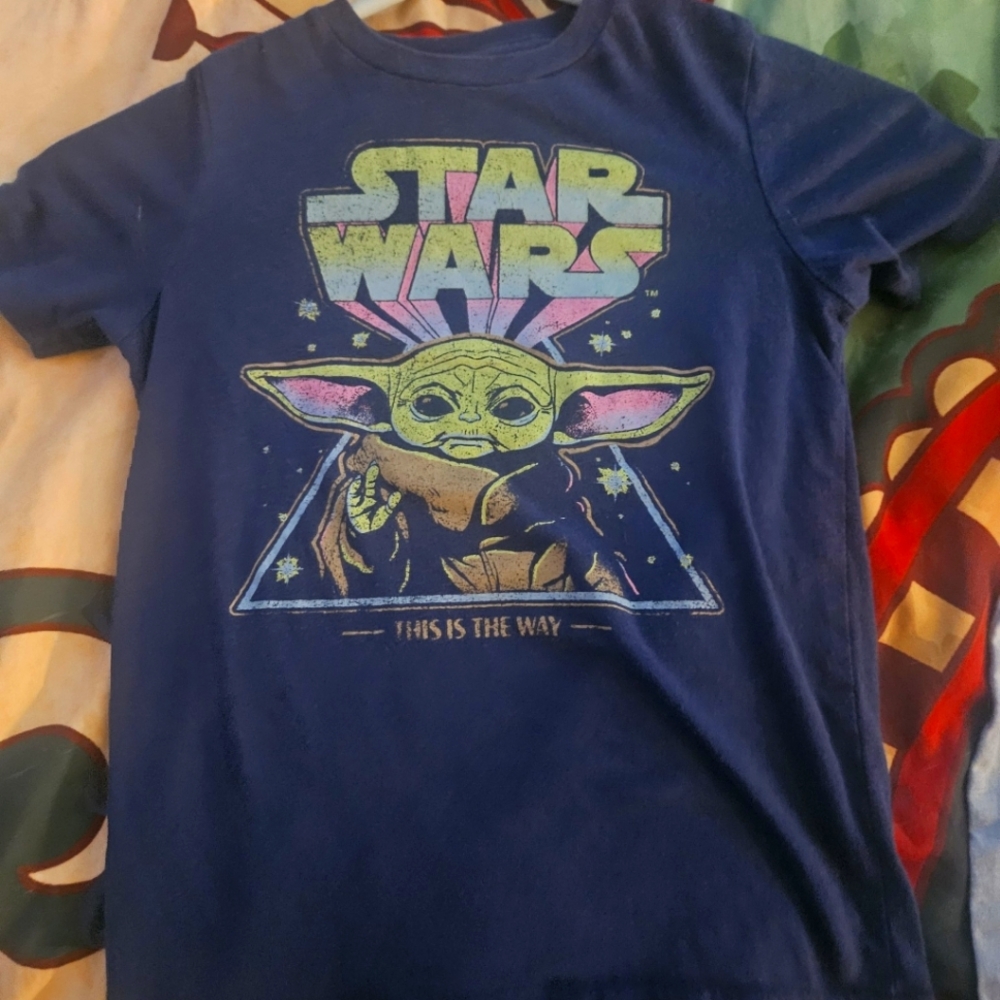 Boys size 4/5 star wars baby Yoda t shirt